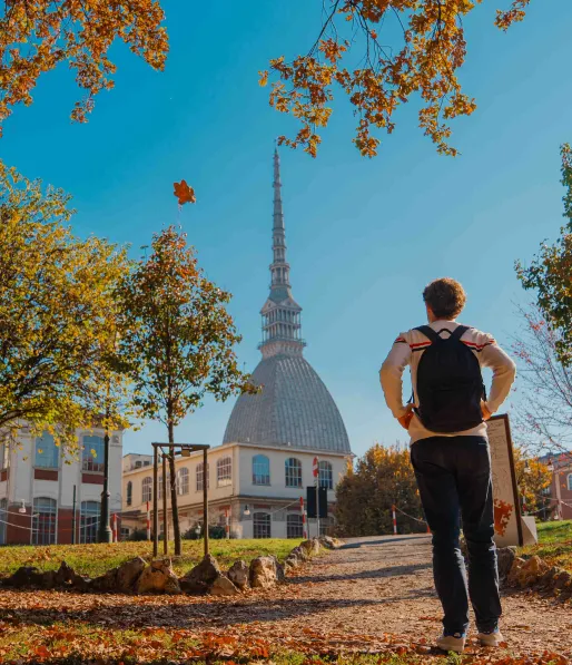 Studente che dal parco guarda verso la Mole Antonelliana