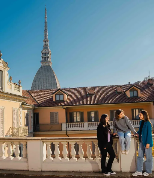 Studenti su un terrazzo