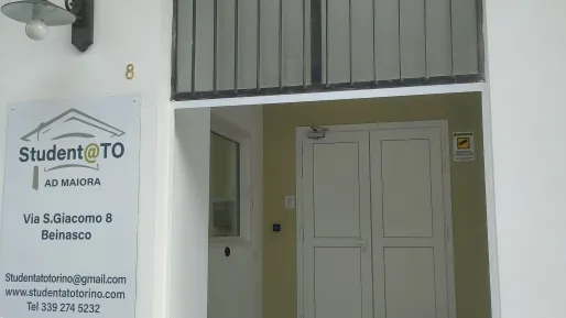 Ingresso Studentato con cartello