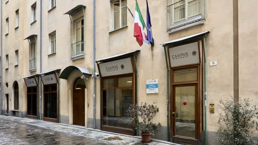 Ingresso con insegna e bandiere