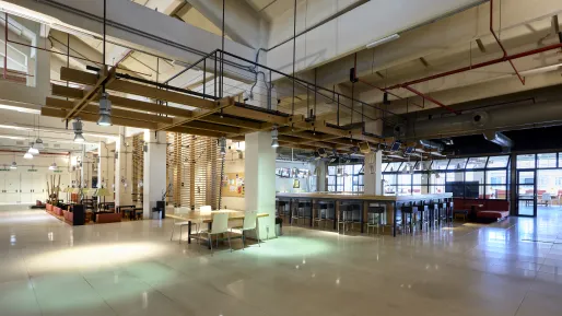 Hall con tavolo e sala relax