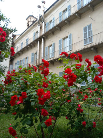 Giardino interno fiorito Cavour