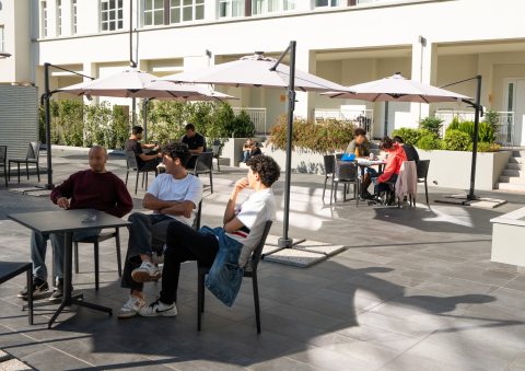 Esterno con tavoli coperti da ombrelloni