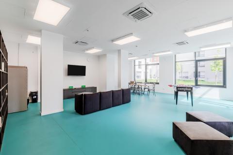 Sala TV con tavoli e divano