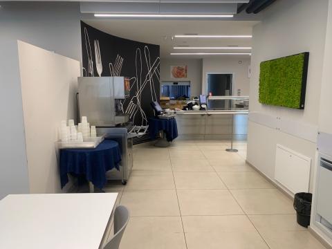 Corridoio con macchina dell'acqua