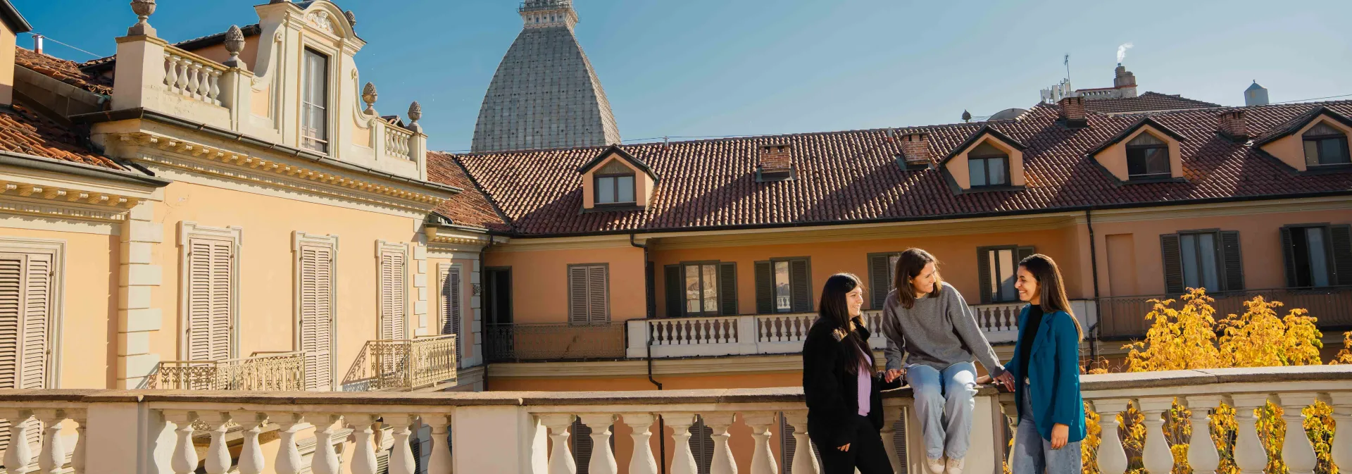Studenti su un terrazzo