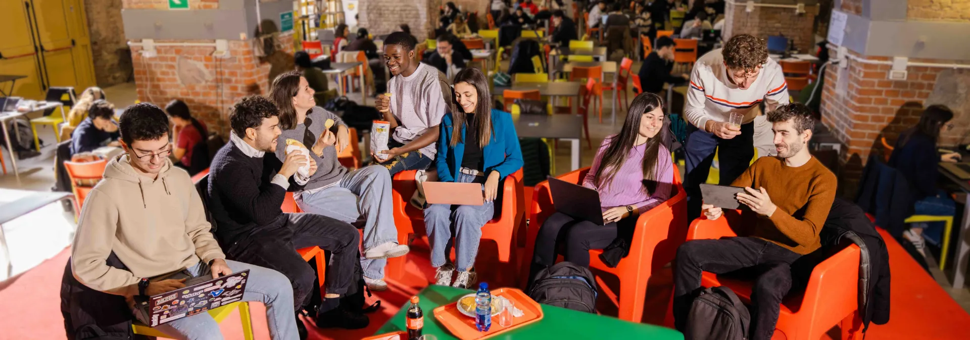 Ragazzi in mensa/aula studio