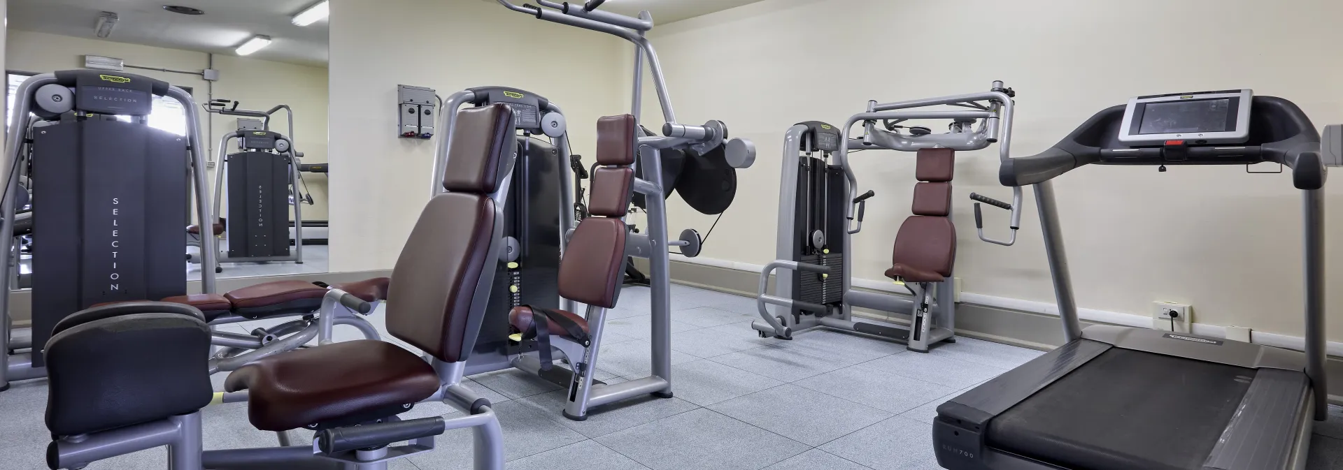 Palestra con attrezzi