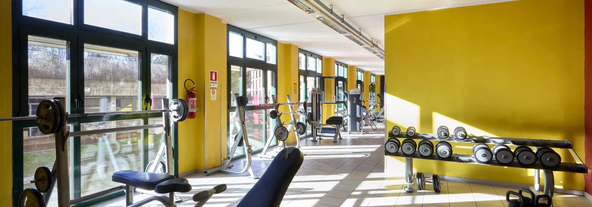 Palestra con attrezzi