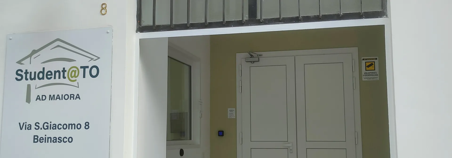 Ingresso Studentato con cartello