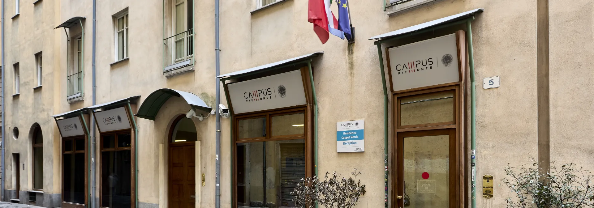 Ingresso con insegna e bandiere